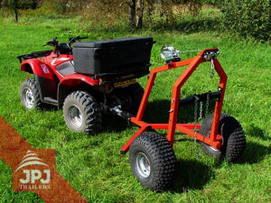 atv trailer auf Holz