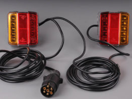 Magnet-LED-Leuchten-auf-Anhänger-hinter-Quad