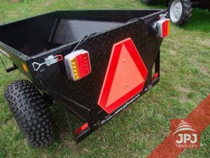 Anhänger-hinter-vier-Rad-mit-Beleuchtung-
